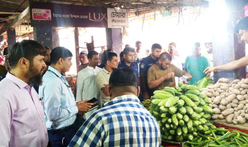 কু‌মিল্লা চৌয়ারা বাজারে ভোক্তা অধিদপ্তরের অভিযান, ৪ প্রতিষ্ঠান‌কে জ‌রিমানা